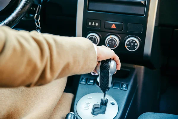 Young woman hand on gear shift stick in car — Stock Photo, Image