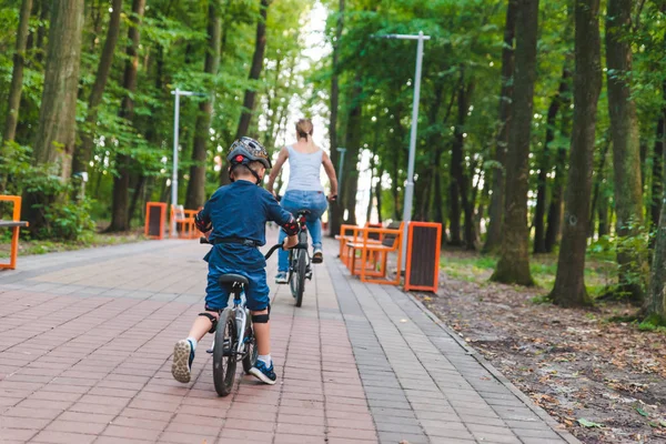 Mujer enseñar pequeño niño en bicicleta —  Fotos de Stock