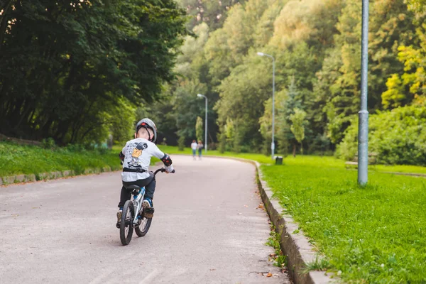 LVIV, UCRANIA - 18 de agosto de 2018: niño pequeño en bicicleta con casco —  Fotos de Stock