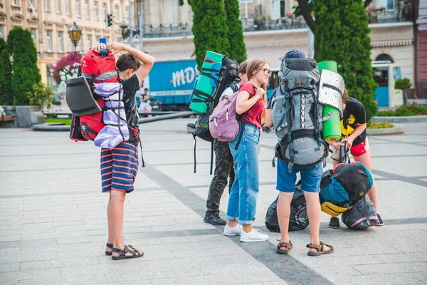 LVIV, UKRAINE - 6 juillet 2018 : groupe de randonneurs rassemblés sur la place de la ville — Photo