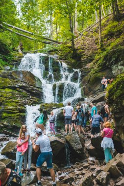 Pylypets, Ukrayna - 4 Ağustos 2018: turist şelale çekim