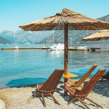 boş plaj şezlong ve şemsiye ile. Deniz Dağları ile