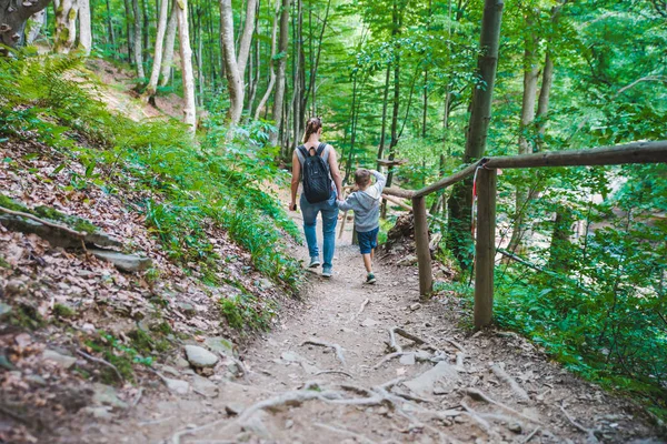 Mama cu fiu mers pe jos traseu forestier tinand mainile — Fotografie, imagine de stoc