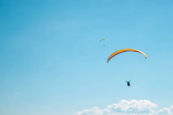 Hory volnočasové aktivity. paragliding. letní čas — Stock fotografie