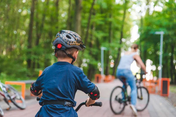 Woman teach little boy bicycling — Stock Photo, Image