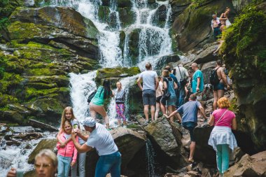 Pylypets, Ukrayna - 4 Ağustos 2018: turist şelale çekim