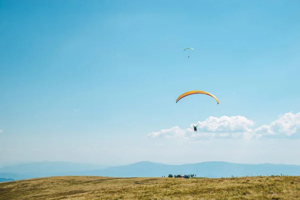 Bergen recreatieactiviteiten. paragliding. zomertijd — Stockfoto