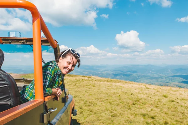 Off road cur dağ başında bir kadın. güzel manzara arka plan üzerinde. kopya alanı — Stok fotoğraf