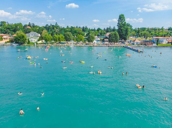 Vista aérea del lago con gente nadando. hora de verano — Foto de Stock