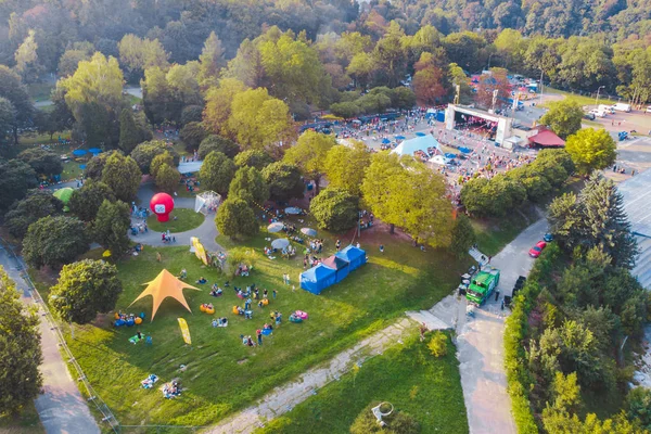 Luftaufnahme Abend Stadtpark mit Menschen — Stockfoto