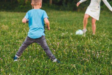 yeşil alan Balosu'nda oğlu ile annesi oyun.