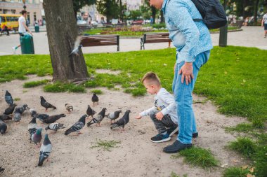 Baba oğluyla güvercin besleme