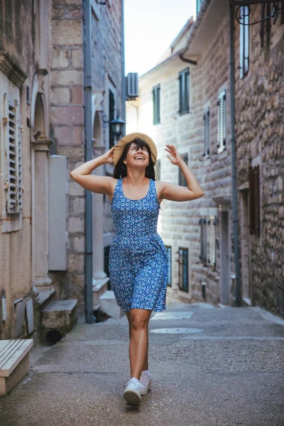 Ung vacker kvinna i blå klänning walking av små gator av Herceg Novi — Stockfoto
