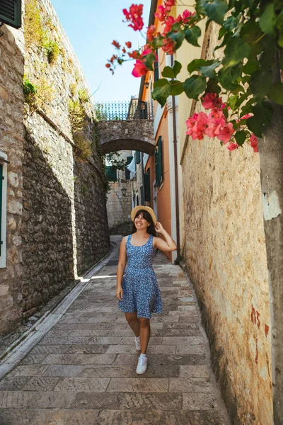 Mladá krásná žena walking v těsné Evropské ulice — Stock fotografie