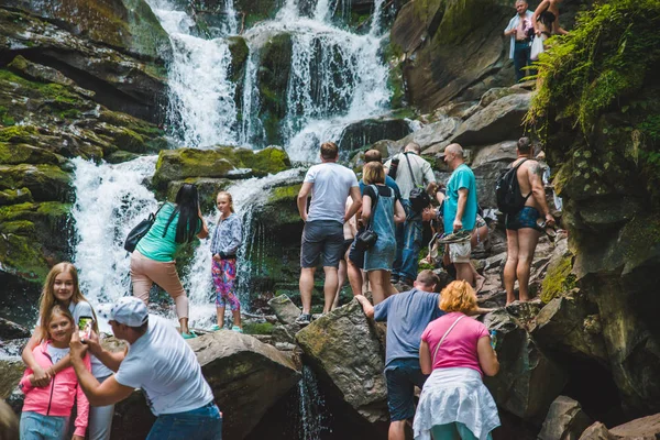 Pylypets, Ukrayna - 4 Ağustos 2018: turist şelale çekim