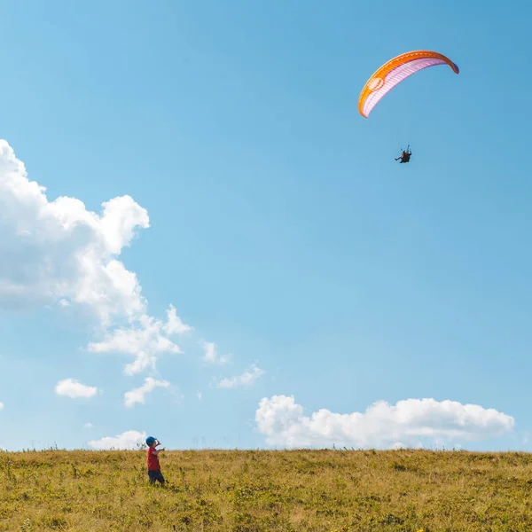 Bergen recreatieactiviteiten. paragliding. zomertijd — Stockfoto