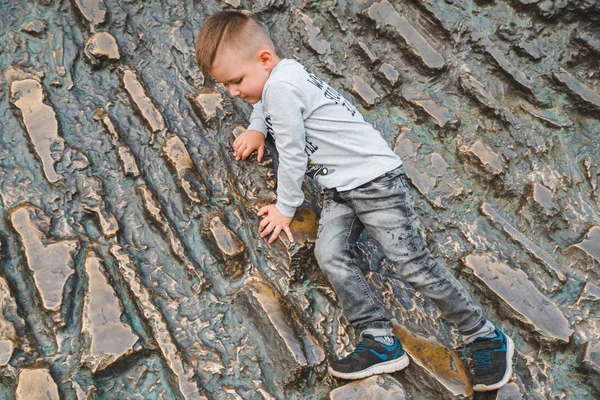 Küçük çocuk tarafından duvar tırmanışı — Stok fotoğraf