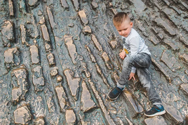 Niño trepando por la pared — Foto de Stock