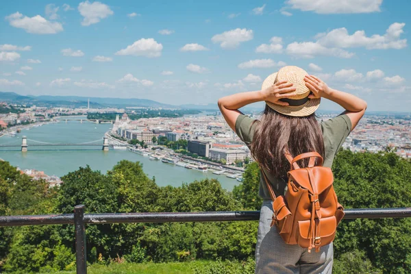 Молодая стильная женщина смотрит на панорамный вид на Budapest города — стоковое фото