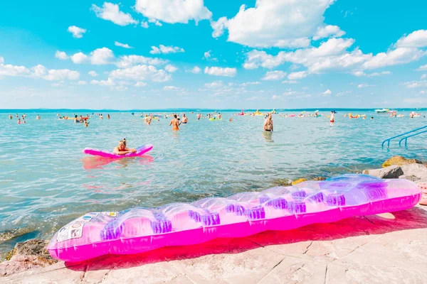 Balaton, Ungarn - 14. Juli 2018: Menschen schwimmen im blauen azurblauen See — Stockfoto