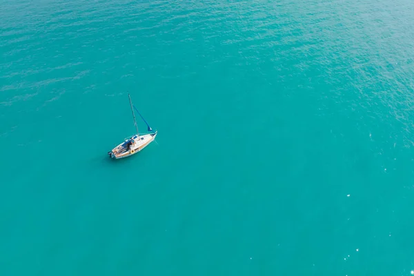 Vue aérienne du bateau en eau bleue — Photo