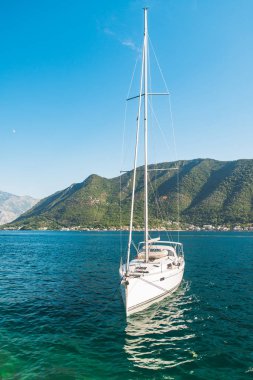 Denizde bay White Yat. arka planda dağlar