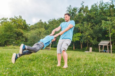 yeşil alan adam iplik çocuğa. iskambil çevrede
