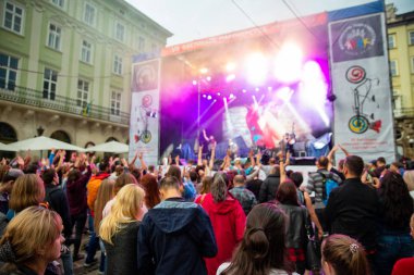 Lviv, Ukrayna - 7 Eylül 2018: şehir konser müzik dinleme kalabalık insanlar