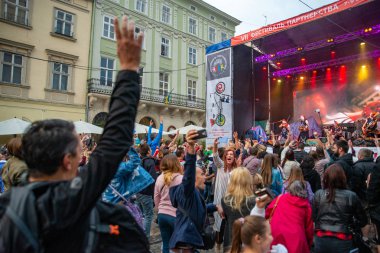 Lviv, Ukrayna - 7 Eylül 2018: şehir konser müzik dinleme kalabalık insanlar