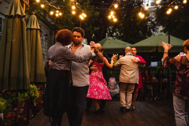 Lviv, Ukrayna - 7 Eylül 2018: insanlar açık havada dans semt cadde