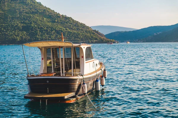 Barco en la bahía de mar al atardecer — Foto de Stock