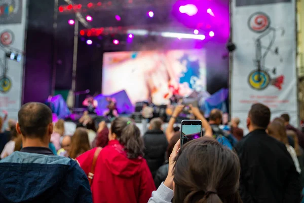 LVIV, UCRAINA - 7 settembre 2018: persone in concerto in città ad ascoltare musica — Foto Stock