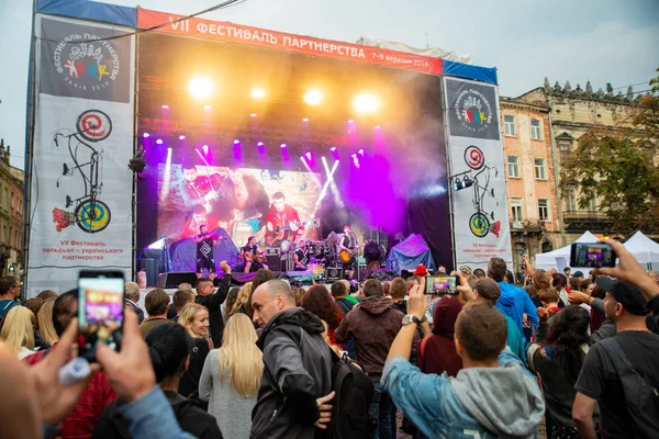 Lviv, Ukrayna - 7 Eylül 2018: insanlar şehir konser müzik dinleme