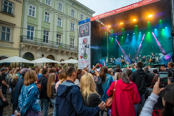 Lviv, Ukrayna - 7 Eylül 2018: insanlar şehir konser müzik dinleme