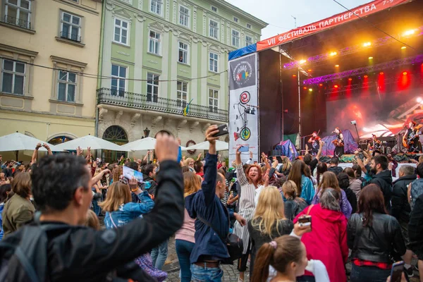 Lviv, Ukrayna - 7 Eylül 2018: şehir konser müzik dinleme kalabalık insanlar
