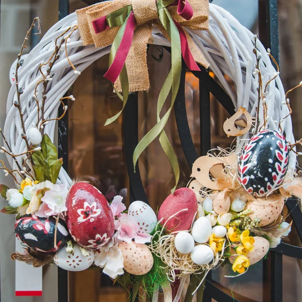 Las decoraciones del éster cierran la rama del sauce con los conejos —  Fotos de Stock