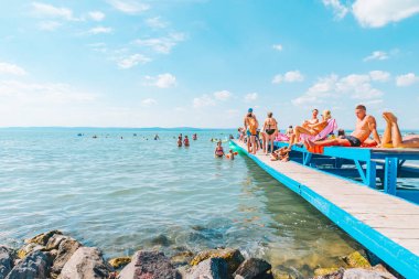 Balaton, Macaristan - 14 Temmuz 2018: mavi masmavi gölde yüzmeye insanlar