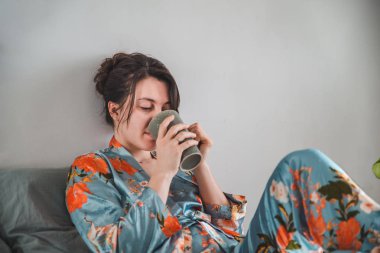 Sabahları çay içme pijama genç kadın