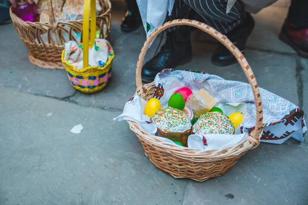 Львов, Украина - 7 апреля 2018 года: пасхальные традиции. благословение торты на улице рядом с церковью — стоковое фото