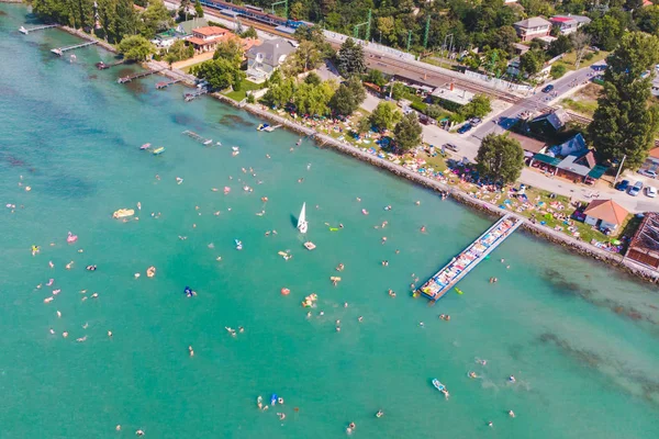 Vista aérea del lago con gente nadando. hora de verano — Foto de Stock