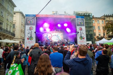 Lviv, Ukrayna - 7 Eylül 2018: insanlar şehir konser müzik dinleme