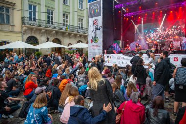 Lviv, Ukrayna - 7 Eylül 2018: şehir konser müzik dinleme kalabalık insanlar