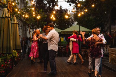 Lviv, Ukrayna - 7 Eylül 2018: insanlar açık havada dans semt cadde