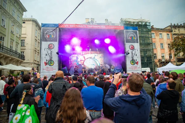 Lviv, Ukrajna - 2018. szeptember 7.: emberek a város koncert, zenehallgatás — Stock Fotó