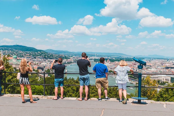 Gruppo di turisti alla ricerca di budapest vista panoramica — Foto Stock