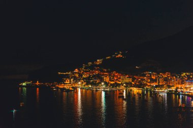 Budva şehir gece cityscape bakış