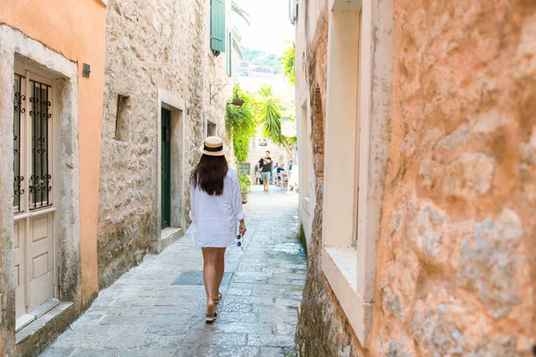 Ung vacker kvinna promenader genom staden gatan — Stockfoto