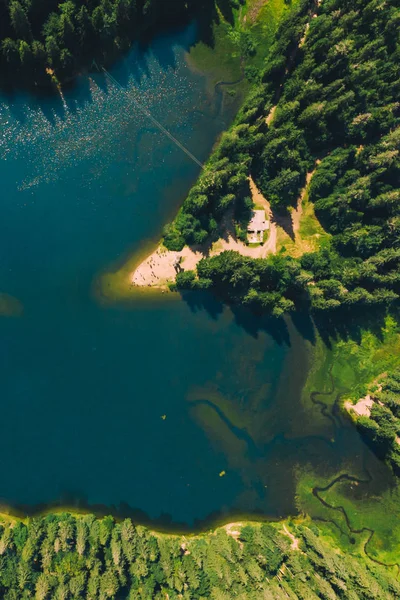 Aerial view of lake in carpathian mountains — Stock Photo, Image