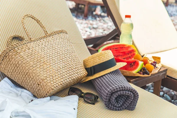 Beach stuff bag towel blanket on sun longer. fruits on the table. summer vacation — Stock Photo, Image