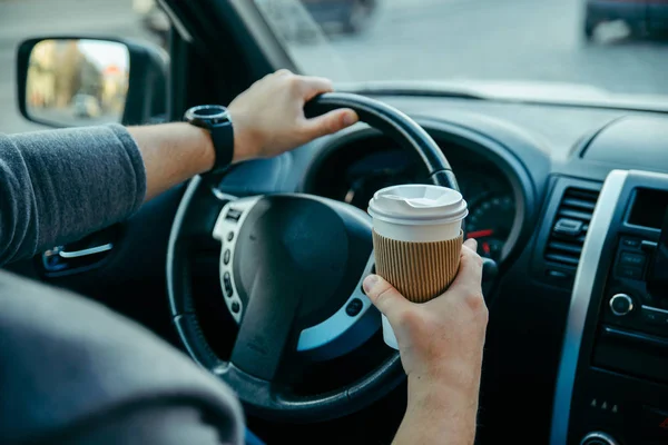 Mãos homem segurando volante e xícara de café. reforço da manhã — Fotografia de Stock